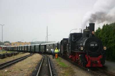 Gmünd
Der Zug ist in Gmünd bereitgestellt, die Fahrgäste steigen zu und die Fotografen nehmen Aufstellung vor dem Zug.

Manchmal wären ja Fotos der Fotografentraube vor dem Zug sehr interessant, hier waren es sicher rund 15 Fotographen auf einem Fleck ! 
Schlüsselwörter: Waldviertel , 399 , Doppel , Gmünd