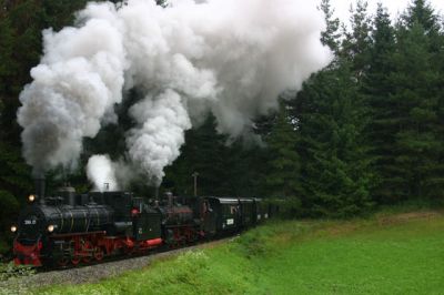 Es donnert im Waldviertel !
Steil geht es hier bergauf, der Boden vibriert ! Die Auspuffschläge dröhnen in den Ohren und erzeugten eine Gänsehaut.
Schlüsselwörter: Waldviertel , 399 , Doppel , Steinbach