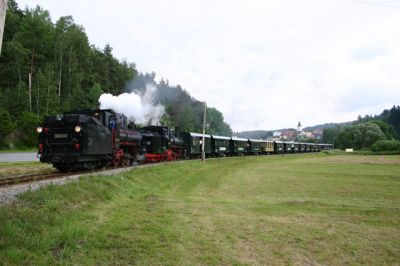 Ausfahrt Langschlag
Eine nette Geräuschkulisse entwickeln die beiden Maschinen wenn sie den vollen Zug aus dem Stand weg beschleunigen.

Wieder einer der Augenblicke an dem man sich ein Tonbandgerät wünscht !
Schlüsselwörter: Waldviertel , 399 , Doppel , Langschlag