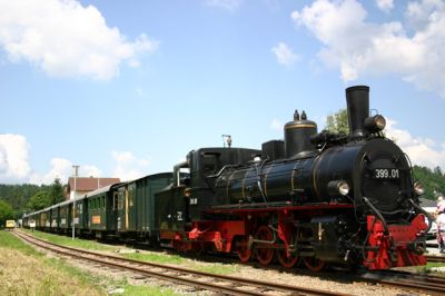 Litschau
Unser Zug hat Litschau erreicht. Die Lok wird einer gründlichen Nachschau unterzogen.q
Schlüsselwörter: Waldviertel , 399 , Doppel , Litschau