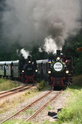 Doppelausfahrt
Die zweite Doppelausfahrt des Tages. Diesmal fährt 399.01 nach Heidenreichstein und 399.03 nach Litschau.

Schlüsselwörter: Waldviertel , 399 , Doppel , Alt Nagelberg