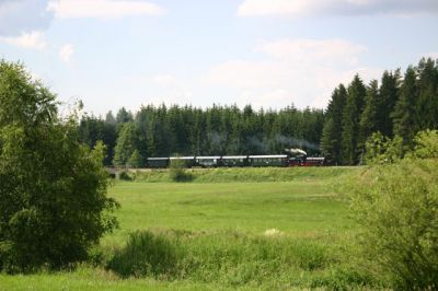 Oft präsentiert sich der Zug in schönstem Fotolicht, wir zum Beispiel hier zwischen Langegg und Aalfang.

Schlüsselwörter: Waldviertel , 399