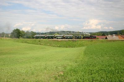 Vor wenigen Minuten hat unser Sonderzug den Bahnhof Heidenreichstein verlassen.

Schlüsselwörter: Waldviertel , 399