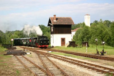 399.01
399.01 erreicht den Bahnhof von Alt-Nagelberg aus Heidenreichstein kommend.
Schlüsselwörter: Waldviertel , 399