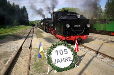 Doppeltraktion
Unsere Doppeltraktion hat wieder Stellung bezogen und wird in Kürze Alt-Nagelberg in Richtung Gmünd verlassen.

Im Schlepptau eine Menge Fahrgäste und Autos mit Fotographen. Zu Spitzenzeiten zählte man eine Autoschlange von 15 Wagen.
Schlüsselwörter: Waldviertel , 399 , Doppel , Alt-Nagelberg