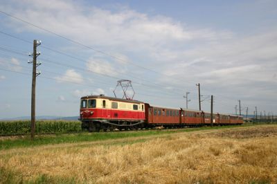 1099.02 auf der langen Gerade vor Ober Grafendorf.
Schlüsselwörter: 1099 , Mariazellerbahn , Ober Grafendorf