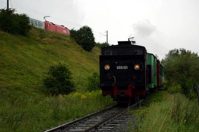 "Modern" kontra "Robust"
Glück im Leben muss man haben! ÖBB EC begegnet unserem Zug bespannt mit 699.101 nach Pöckstein.

Schlüsselwörter: Gurktalbahn , 699 , 101