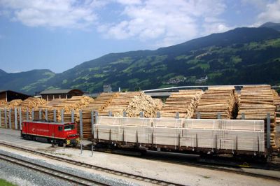 Güterzug
In Fügen-Hart befindet sich ein Großkunde der Bahn, das Sägewerk der Fa. Binder.

Vor Personenzügen wirkt die D 14/13 wie ein Riese, vor einem Güterzug auf Rollwagen wirkt sie hingegen wie ein Winzling.
Schlüsselwörter: Zillertalbahn , D 13 , Güterzug , Rollwagen