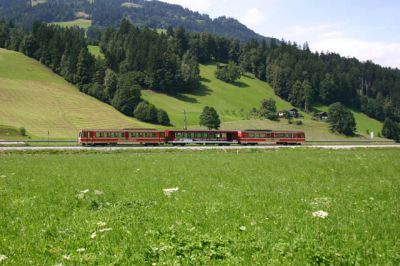 TW - Garnitur
Triebwagengarnitur zwischen Gagering und Fügen-Hart.

Schlüsselwörter: Zillertalbahn , TW , VT