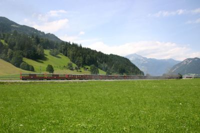 Dampfzug
Der erste Dampfzug dieses Tages auf der Heimreise nach Jenbach, am gleichen Standort wie die TW-Garnitur am vorigen Bild, zwischen Gagering und Fügen-Hart.

Schlüsselwörter: Zillertalbahn , Club 760 , Dampfzug