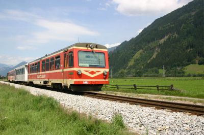 Zwischen Uderns und Kapfing.
Schlüsselwörter: Zilertalbahn , VT , TW