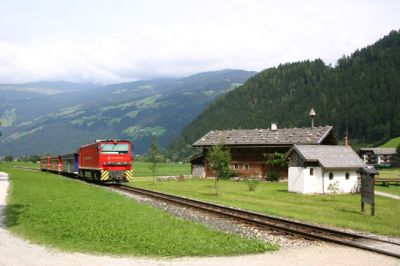 D 14 mit TW-Garnitur
Vor Ramsau-Hippach befindet sich dieser schöne typische Tiroler Bauernhof.

In diesem Bauernhof befindet sich übrigens das Heimatmuseum, für alle die es noch nicht kennen, es ist einen Besuch wert !
Schlüsselwörter: Zillertalbahn , D 14