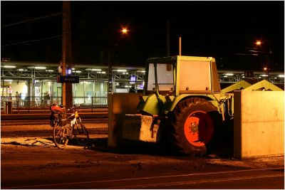 Nicht nur dem Fotografen und dem Rad ist kalt, auch der Traktor scheint sehr durchfroren ...
