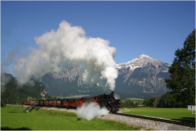 Die ZB No.3 "Tirol", eine Maschine der Baureihe Uv, mit dem täglichen Dampfzug
