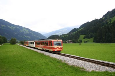 Nur noch wenige hundert Meter hat die Garnitur bis nach Ramsau-Hippach. 
Schlüsselwörter: Zillertalbahn , Triebwagen , VT