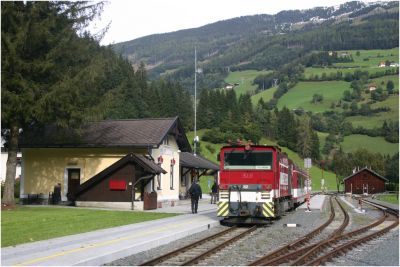 Der ankommende R 3308 in Krimml, wendend auf R 3313
Schlüsselwörter: Vs 82 , Pinzgau , Gmeinder