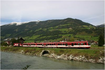 Der R 3310 mit zwei Steuerwagen und einem Mittelwagen unmittelbar vor erreichen des Bahnhof Mühlbach im Pinzgau
Schlüsselwörter: Vs 82 , Pinzgau , Gmeinder