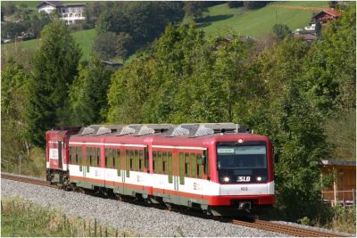 Die Vs82 mit dem Steuerwagen VSs 103 kurz vor der Bedarfshaltestelle Wenns
Schlüsselwörter: Vs , VSs , 82 , 103 , Steuerwagen , Gmeinder