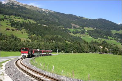 Vs 82 mit Wendezug im letzten Bogen vor Krimml
Schlüsselwörter: Vs , VSs , 82 , 103 , Steuerwagen , Gmeinder