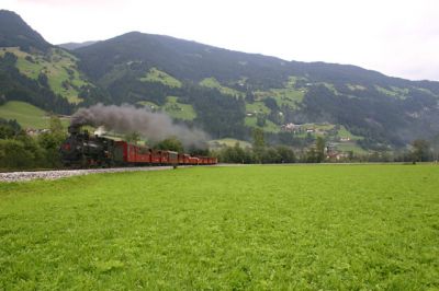 83-076; No. 4 des Club 760
83-076; No. 4 des Club 760 auf der letzten kleinen Steigung vor Ramsau-Hippach.

Schlüsselwörter: Zillertalbahn , 83-076 , No. 4 , 760