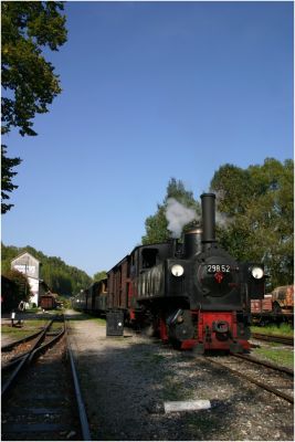 298.52 bei der Ankunft mit dem Mittagszug in Grünburg, die Vorspannmaschine ist bereits zum Ausrüsten in den Heizhausbereich gefahren.
Schlüsselwörter: 298 , 52 , Grünburg