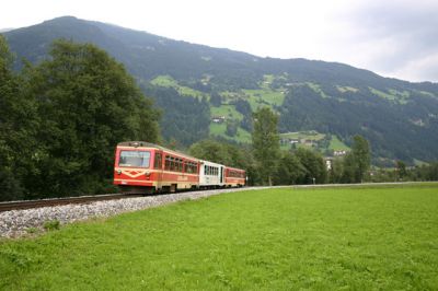 Triebwagengarnitur
Triebwageneinheit auf der letzten kleinen Steigung vor Ramsau-Hippach.

Schlüsselwörter: Zillertalbahn , VT , Triebwagen