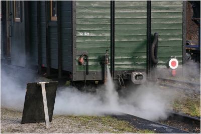 Stilecht werden die Züge im Steyrtal alle ausnahmslos mit Dampfheizung geheizt
Schlüsselwörter: 298 , 102 , sierning