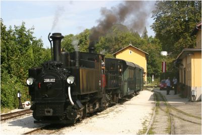 298.102 und die zur Überstellung nach Grünburg mit am Zug befindliche 298.106 "Klaus" kurz vor der Abfahrt in Steyr Lbhf.
Schlüsselwörter: 298 , 102 , sierning , klaus , 6 , 298 , 106