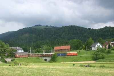 Ausfahrt der 2095.10 untermalt vom lauten Blubbern des Fahrdieselmotors aus Wienerbruck
Schlüsselwörter: 2095 , 10 , noevog , növog , wienerbruck