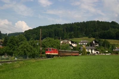 2095.15 am Weg nach Mariazell bei der Ausfahrt aus dem Bahnhof Rabenstein
Schlüsselwörter: 2095 , 15 , noevog , növog , rabenstein