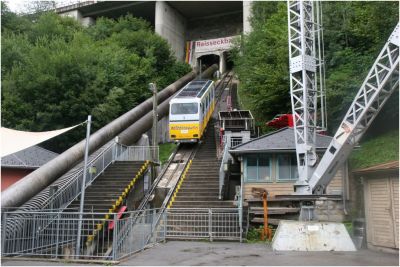 Talstation der Reißeck Höhenbahn in Zandlach

Rechts neben dem Wagen 1 der Materialwagen, mit ihm kann man über die Verbindungen zwischenden Sektionen bis hoch auf den Berg fahren (mit Seilwechsel)

Sektion 1 verläuft von Zandlach nach Schütter; Länge: 1.185m, Höhendifferenz: 551 m, Steigung maximal: 82 % 
