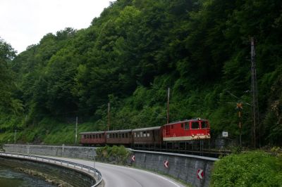 Röhrend beschleunigt die 2095 aus dem Bhf. Schwarzenbach auf die Streckenhöchstgeschwindigkeit, hier aufgenommen kurz vor dem Schönautunnel
Schlüsselwörter: 2095 , 15 , noevog , növog , schwarzenbach , schönautunnel , schoenautunnel