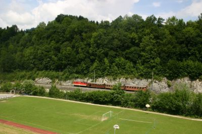 Gleich nach Ausfahrt des Zuges aus dem Bhf. Frankenfels hat man einen schönen Ausblick vom gegenüberliegenden Hang auf den hier Richtung Mariazell fahrenden Zug
Schlüsselwörter: 2095 , 15 , noevog , növog , frankenfels