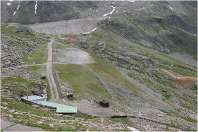 Blick auf die Seilzugstrecke der Werksbahn. Diese besteht aus zwei Adhäsionsstrecken zum Hochalmsee und zum Radlsee, die überwiegend im Tunnel (~3km) verlaufen und nur für Materialtransporte des Verbunds zugänglich sind.

Wir befinden uns hier schon auf ~2.400m Seehöhe
