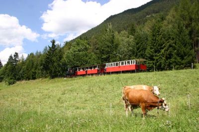 Der Zug erreicht in wenigen Augenblicken den Bahnhof Eben. 
Schlüsselwörter: Achenseebahn , Eben