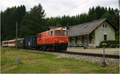 2095.10 der NÖVOG bei Ausfahrt an dem Bhf. Wienerbruck
Schlüsselwörter: 2095 , 10 , noevog , növog