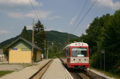 Durchfahrt in Loich, heute steigen keine Fahrgäste zu oder aus ...
Schlüsselwörter: 5090 , 15 , noevog , növog , loich