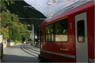 Der Allegra ist aus Chur Stadt ausgefahren und fährt bis hinter die Station Chur Sand auf der Straße
