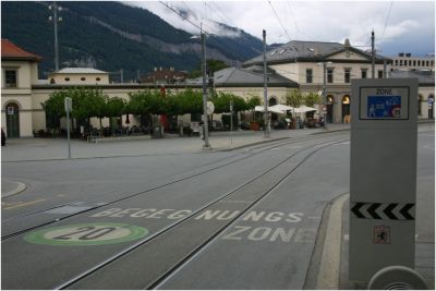 In Österreich scheitert die Begegnungszone Mariahilferstraße (eine Fußgängerzone), in der Schweiz fährt in der Begegnungszone sogar die Eisenbahn ...
