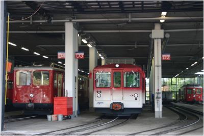 BDhe 4/4 - 21 mit Bt - 31 und Bhe 2/4 - 1 in der Wagenhalle in Vitznau
Schlüsselwörter: BDhe , 4/4 , 21 , Bt , 31 , Bhe , 2/4 , 1