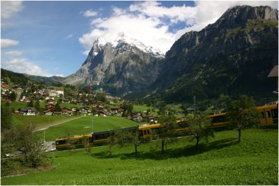 Zwei Bhe 4/8 fahren in Kürze in Grindelwald Grund ein
Schlüsselwörter: Bhe , 4/8