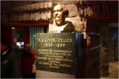 Denkmal für den Erbauer der Jungfraubahn "A. Guyer Zeller" im Bergbahnhof Jungfraujoch
