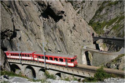 Ein Deh 4/4 der MGB kommt von Göschenen herauf - Schöllenenschlucht bei der Teufelsbrücke
Schlüsselwörter: deh , 4/4 , mgb