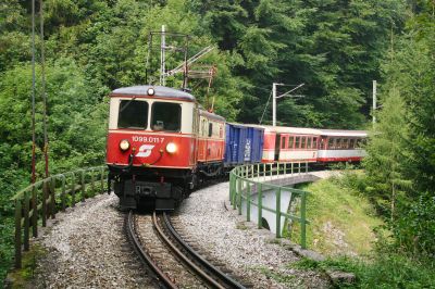 1099.011-7 zieht gemeinsam mit 1099.010-9 einen Sonderzug nach Mariazell, aufgenommen am Sturzgrabenviadukt (09:18 Uhr).
Schlüsselwörter: 1099 , 011 , 010 , Doppeltraktion