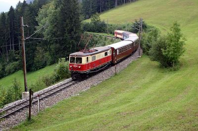 1099.02
1099.02 wird in Kürze den Bhf. Winterbach erreichen. Diese Fotostelle ist für Fotographen sehr leicht erreichbar, sie befindet sich unmittelbar neben der Zufahrtsstraße zum Hotel Winterbach.
Schlüsselwörter: 1099 , Mariazellerbahn , Winterbach , Einfahrt