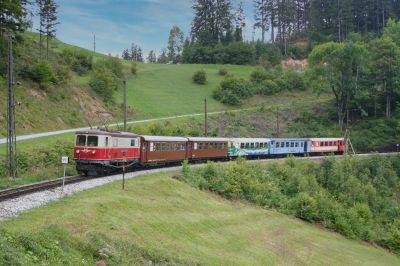 1099.02
Wenige Minuten nach der vorherigen Aufnahme bei der Einfahrt des Bhf. Winterbach und einem kleinen Kurzsprint.

1099.02 in der Mittelebene unterhalb des Hotel Winterbach.
Schlüsselwörter: 1099 , Mariazellerbahn , Winterbach , Mittelebene