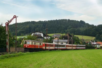 1099.001-8 verlässt am 3.9.2005 gegen 17:15 den Bahnhof Rabenstein.
Schlüsselwörter: 1099 , 001