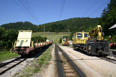 Hochbetrieb im Bhf. Annaberg

X 629 901-0 und X 627 951 und 1099.010-9 mit den beiden Schienentransporteinheiten im Bahnhof Annaberg.
Schlüsselwörter: 1099 , X 629 901 , X 627 951 , Mariazellerbahn , Sonderfahrzeuge , Annaberg