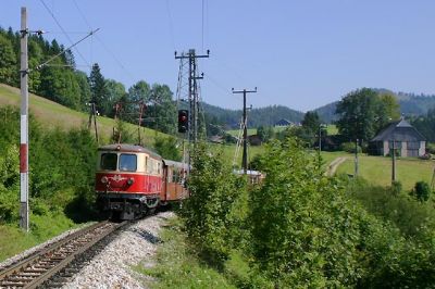 Einfahrtssignal Annaberg
1099.02 hat soeben den Bahnhof Annaberg verlassen. Sie übernimmt heute mit ihrer Garnitur den Pendeldienst Mariazell - Gösing - Mariazell.
Schlüsselwörter: 1099 , Mariazellerbahn , Annaberg