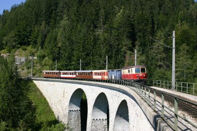 1099.02 am Saugrabenviadukt Richtung Mariazell. 
Schlüsselwörter: 1099 , Mariazellerbahn , Saugrabenviadukt